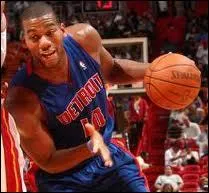 Qui est ce pivot sophomore, 7me de la draft 2010 ?