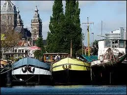 Un grand artiste a chant : ' Dans le port d'Amsterdam... '. De qui s'agit-il ?