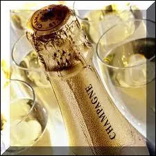 Minuit moins 8 mn : Champagne, champagne ! ... O va-t-on au temple avant minuit partager l'alcool local et entrendre frapper 108 coups de gong, symbolisant le nombre de pchs dans l'me sur l'anne ?