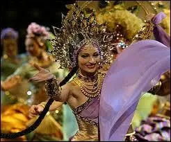 Minuit moins 5 mn : Du show  plumes,  plumes ! ... Aux USA,  New-York, les gens se runissent  Times Square, pour voir ?