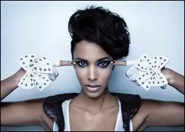 Shy'm a sorti la chanson 'En Apesanteur' qui est une reprise. Qui a chant la version originale ?