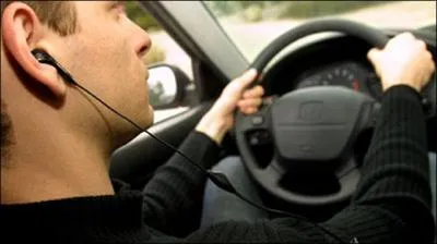 Tlphoner en utilisant un kit 'mains libres' entrane une baisse de vigilance :