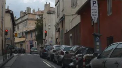 Le long du trottoir de droite, le stationnement est :