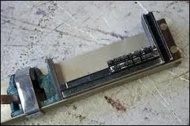 Comment appelle-t-on cet instrument qui permet permet d'assurer la justification de la ligne, c'est-à-dire sa longueur ?