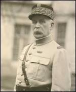 Auréolé d'un immense prestige au lendemain de la Première Guerre mondiale, le maréchal Pétain avait un surnom glorieux. Lequel ?