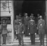 Dans quelle ville thermale installe-t-il son gouvernement ?