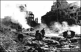Alors que l'Allemagne était sinistrée et son armée en déroute, quelle ville Churchill autorise-t-il à bombarder en février 1945 ? Certains historiens qualifient cet évènement de ' crime de guerre '.