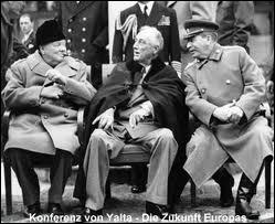 Dans quelle ville Churchill, Roosevelt et Staline se rencontrent-ils en février 1945 pour discuter des moyens pour finir la guerre et prévoir un partage de leurs zones d'influence dans le monde ?