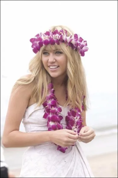 Comment s'appelle la chanson qu'elle chante ?