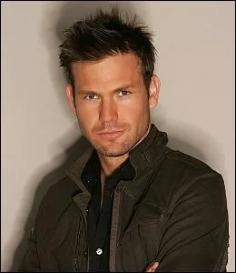 Et, enfin qui est l'acteur qui joue Alaric ?