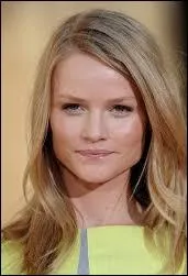 En 2010 est tourn 'The Story of Bonnie and Clyde' un remake du Bonnie and Clyde de 1967. Hilary Duff devait initialement tenir le rle. Enceinte, elle a t 'renvoye'. Qui la remplace ?