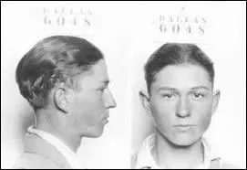 Pour quel motif Clyde fut arrt une premire fois en 1926  l'ge de 17 ans ?