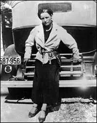 A l'ge de 16 ans, Bonnie fut marie  Ray Thornton qui se retrouva en prison pour braquage de banque  main arme. Combien d'annes de prison a-t-il pris ?