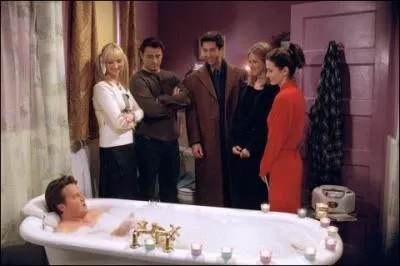 Chandler, en dcouvrant cette surprise, dit quelque chose, mais quoi ?