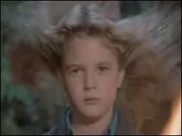 Qui est poursuivie par une agence gouvernementale qui veut tudier son pouvoir de pyrokinsie ?