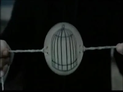 Dans quel film peut-on voir ce petit carton avec une cage et un oiseau dessins de chaque ct ?