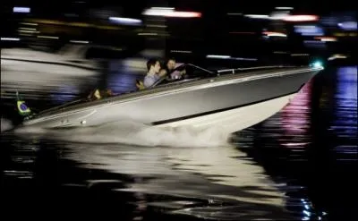 Bella et Edward prennent le bateau pour aller sur l'le d'Esme. Quel pays est reprsent par le drapeau ?