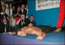 En l'espace de 24 heures, combien de pompes l'amricain Charles Servizio a-t-il excut ?