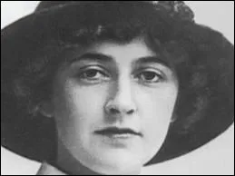 Cette ancienne infirmire de guerre est devenue l'auteur de policiers les plus vendus au monde, encore aujourd'hui