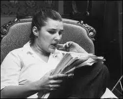 Cette amricaine femme au foyer a cr un norme scandale avec son roman qui fut un grand succs, Peyton Place. On disait qu'elle avait t le toit des maisons du voisinage pour observer les secrets
