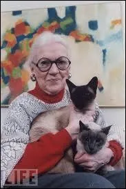 Cette charmante vieille dame a pris la plume  73 ans pour continuer sa srie de romans policiers charmants mettant en vedette un journaliste et ses deux chats siamois