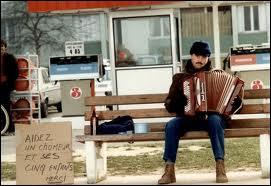 Combien d'enfants Victor Lanoux a-t-il dans le film ' La Smala ' ?