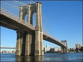 Le pont de Brooklyn (ou Brooklyn Bridge)  New York, permet de traverser l'East River qui relie Brooklyn  :