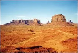 Monument Valley est peupl par des Indiens du nom de :