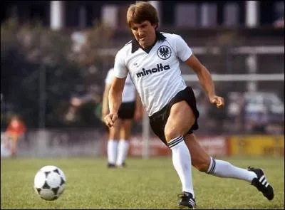 Quel joueur de l'Eintracht Francfort est connu pour avoir marqu quatre corners directs des quatre coins du Waldstadion, le stade de l´Eintracht ?