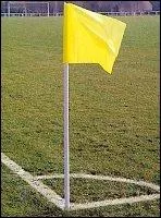 Petit rappel des rgles du jeu : Que ce passe-t-il si le ballon rebondit sur le poteau de corner et revient en jeu ?