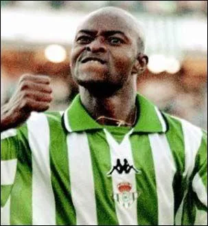 Le poteau de corner offre aussi l'occasion de clbrer ses buts de manire varie. Quel joueur nigrian imita un chien en train d´uriner au poteau de corner lors du mondial 1994 ?