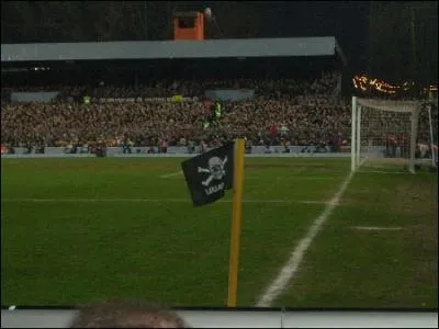 Un petit drapeau est toujours attach aux poteaux de corner. Dans quel stade trouve-t-on des drapeaux de corner  tte de mort ?