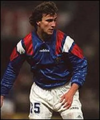 Conserver la balle prs du poteau de corner adverse permet de gagner du temps dans les derniers instants d´un match. En 1993, quel joueur franais peut regretter de ne pas avoir agi ainsi ?