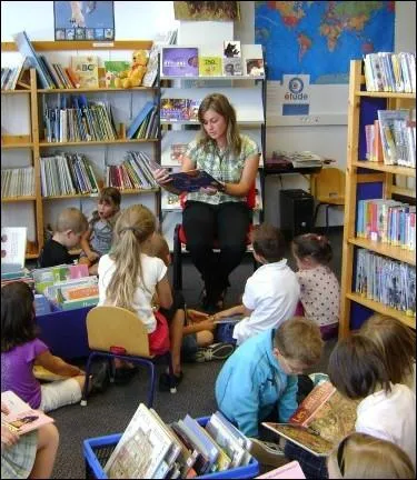 Quittons l'univers de Kipling pour des phrases un peu plus terre--terre... Dans cette phrase, place l'article indfini qui convient. 'La matresse nous raconte ___ histoires'.