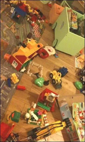 Complte la phrase en plaant le seul dterminant possessif possible. 'Ils ont laiss trainer ____ affaires ! '