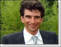 Michele est l'homme le plus riche d'Italie (devant Berlusconi). Son pre, Pietro, a fond une clbre entreprise de confiseries. Qui habite sur le rocher et en fabrique ?