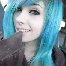 Dans quelle bande dessine ou manga, l'hrone a-t-elle les cheveux bleus ?