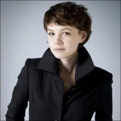 Actrice anglaise, ne le 28 mai 1985, qui a jou notamment dans 'Une ducation' et 'Drive'.