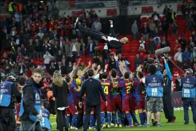 Quel entraneur est port en triomphe ?