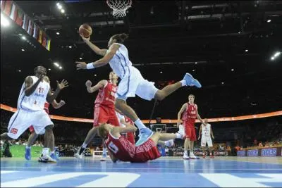 Quel basketteur franais possde le ballon ?