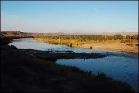 Dans quel pays coule le fleuve orange ?