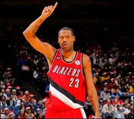 Qui est cet ancien pivot des Nuggets et des Knicks ?