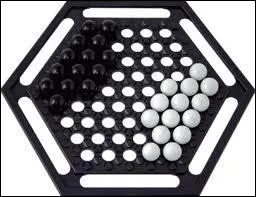 Quel jeu de stratgie consiste  pousser 6 billes de l'adversaire dans la rigole ?