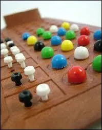 Comment s'appelle ce jeu rflexion o il faut dduire la combinaison de couleurs de l'adversaire ?