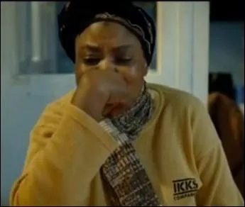 Pourquoi sa 'mère' est-elle en pleurs ?