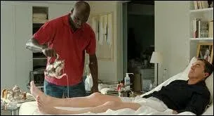 Driss finit par prendre consciencieusement soin de son patron et s'improvise aide-soignant pour soulager ses douleurs psychosomatiques. Quel appareil de communication les relie en permanence ?