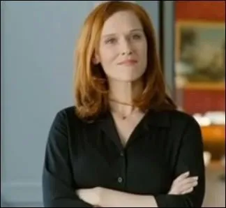 Driss drague la jolie secrétaire particulière. Quel est son nom ?