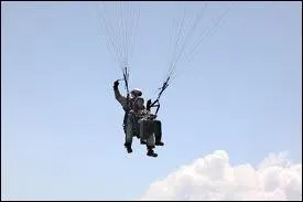 Lors d'une sortie, quel sport aérien pratiquent-ils ensemble ?