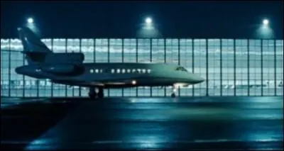 Lors d'une virée surprise en jet privé, Philippe donne à Driss une enveloppe contenant 11000 euros. A quoi correspond cette somme ?