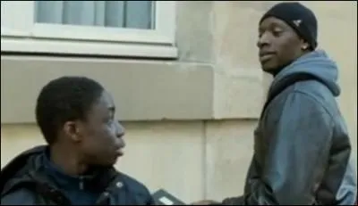 Comment s'appelle le jeune frère que Driss doit ' recadrer ' ?